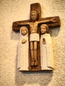 十字架のイエス（東京教会所蔵の木彫）
